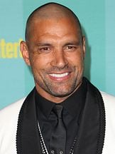 foto de Manu Bennett