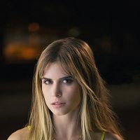Foto Carlson Young