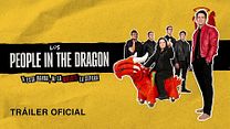 imagen de 'Los PEOPLE IN THE DRAGON' - Tráiler Oficial