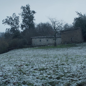 Foto Tres hombres no pueden ocultarse bajo la tapa de un puchero