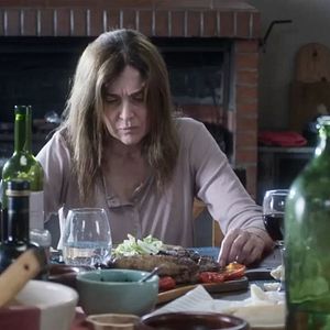 Foto Una jirafa en el balcón