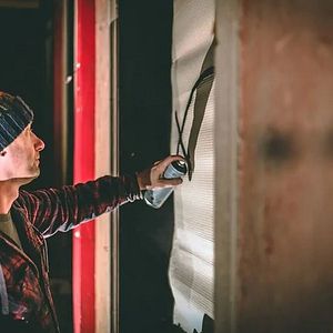 Foto My Dog Sighs' We Shelter Here Sometimes