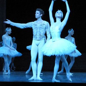 Foto Ballet El Lago De Los Cisnes