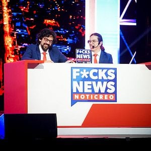 Foto F*cks News Demandados En Pantalla Grande