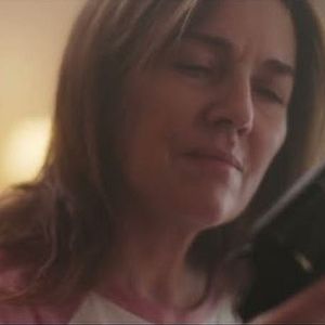 Foto Una jirafa en el balcón