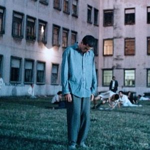 Foto Hombre mirando al sudeste