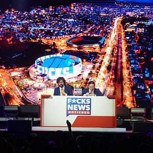 Foto F*cks News Demandados En Pantalla Grande