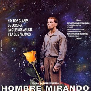 Foto Hombre mirando al sudeste