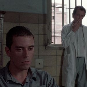 Foto Hombre mirando al sudeste