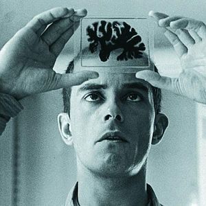 Foto Hombre mirando al sudeste