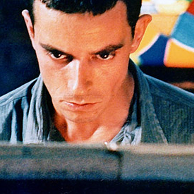 Foto Hombre mirando al sudeste