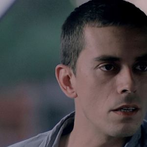 Foto Hombre mirando al sudeste