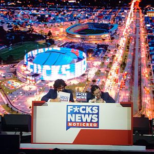 Foto F*cks News Demandados En Pantalla Grande