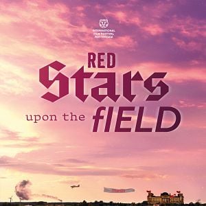 Foto Estrellas rojas sobre el campo