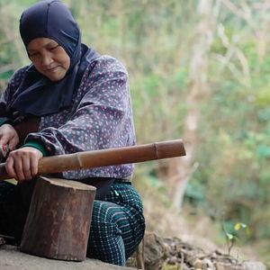 Foto The Woman Carrying the Prey