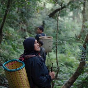 Foto The Woman Carrying the Prey