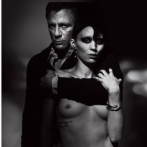 Foto La chica del dragón tatuado