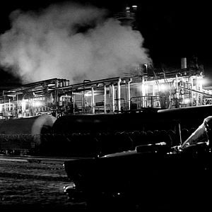 Foto Una chica regresa sola a casa de noche