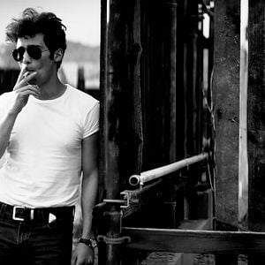 Foto Una chica regresa sola a casa de noche