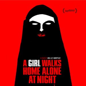 Foto Una chica regresa sola a casa de noche