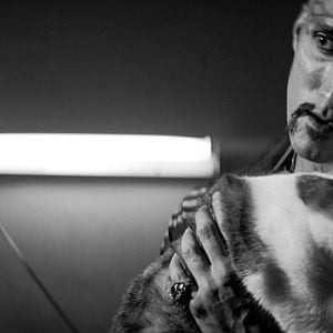 Foto Una chica regresa sola a casa de noche