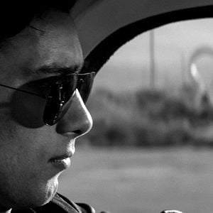 Foto Una chica regresa sola a casa de noche