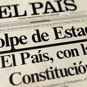 Foto El País con la Constitución