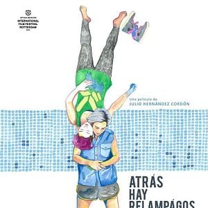 Foto Atrás hay relámpagos