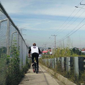 Foto Atrás hay relámpagos