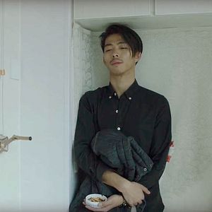 Foto Un elefante sentado y quieto