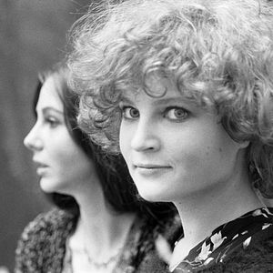 Foto Una canta, la otra no