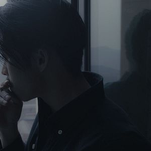 Foto Un elefante sentado y quieto