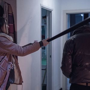 Foto Un elefante sentado y quieto