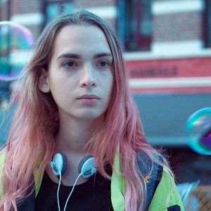 Foto La Chica del Cabello Rosa y una Patineta al Hombro