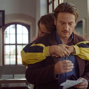 Foto La Chica del Cabello Rosa y una Patineta al Hombro