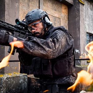 Foto Agente bajo fuego