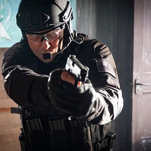 Foto Agente bajo fuego