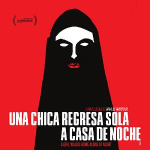 Foto Una chica regresa sola a casa de noche