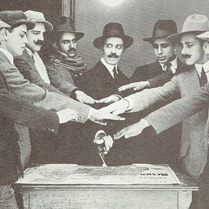 Foto El Automovil gris