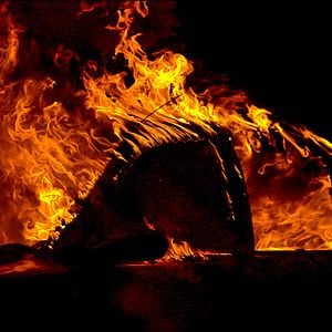 Foto Paradise en llamas