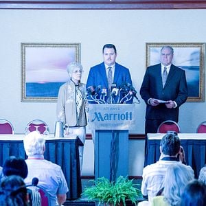 Foto Cameron Britton