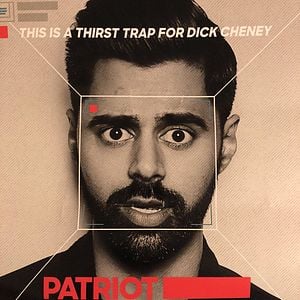 Foto Patriota no deseado con Hasan Minhaj