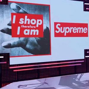 Foto Patriota no deseado con Hasan Minhaj