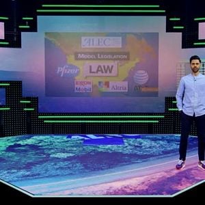 Foto Patriota no deseado con Hasan Minhaj