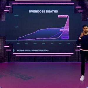 Foto Patriota no deseado con Hasan Minhaj