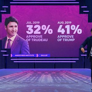 Foto Patriota no deseado con Hasan Minhaj