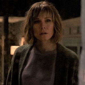 Foto La mujer de la casa de enfrente de la chica en la ventana