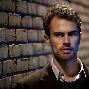 Foto Theo James