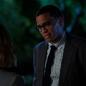 Foto La mujer de la casa de enfrente de la chica en la ventana