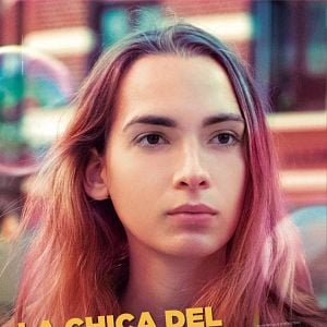 Foto La Chica del Cabello Rosa y una Patineta al Hombro